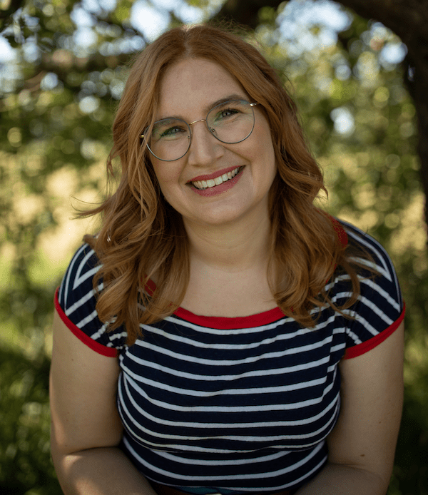 Dieses Foto zeigt die Autorin Nora Imlau lachend.