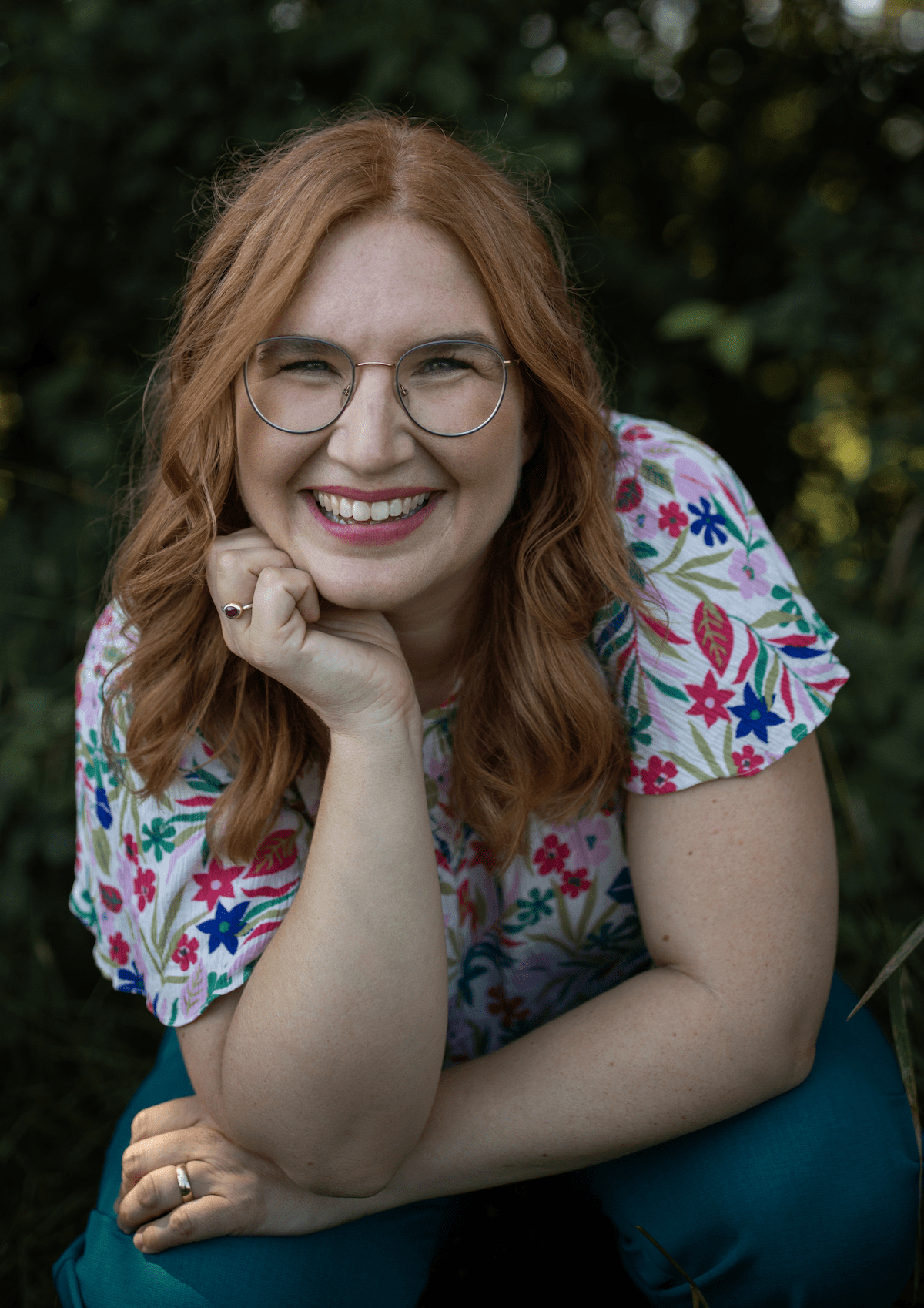 Dieses Foto zeigt die Autorin Nora Imlau lachend.